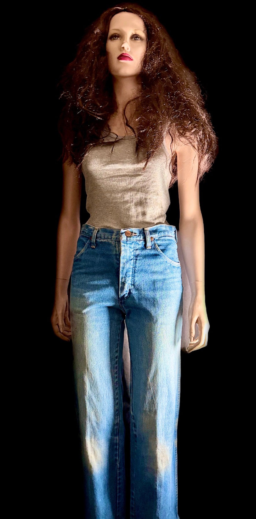 Vintage Wrangler High-Rise Straight Leg Jeans
Structured 70s- Early 80s Cut | Light Wash Denim