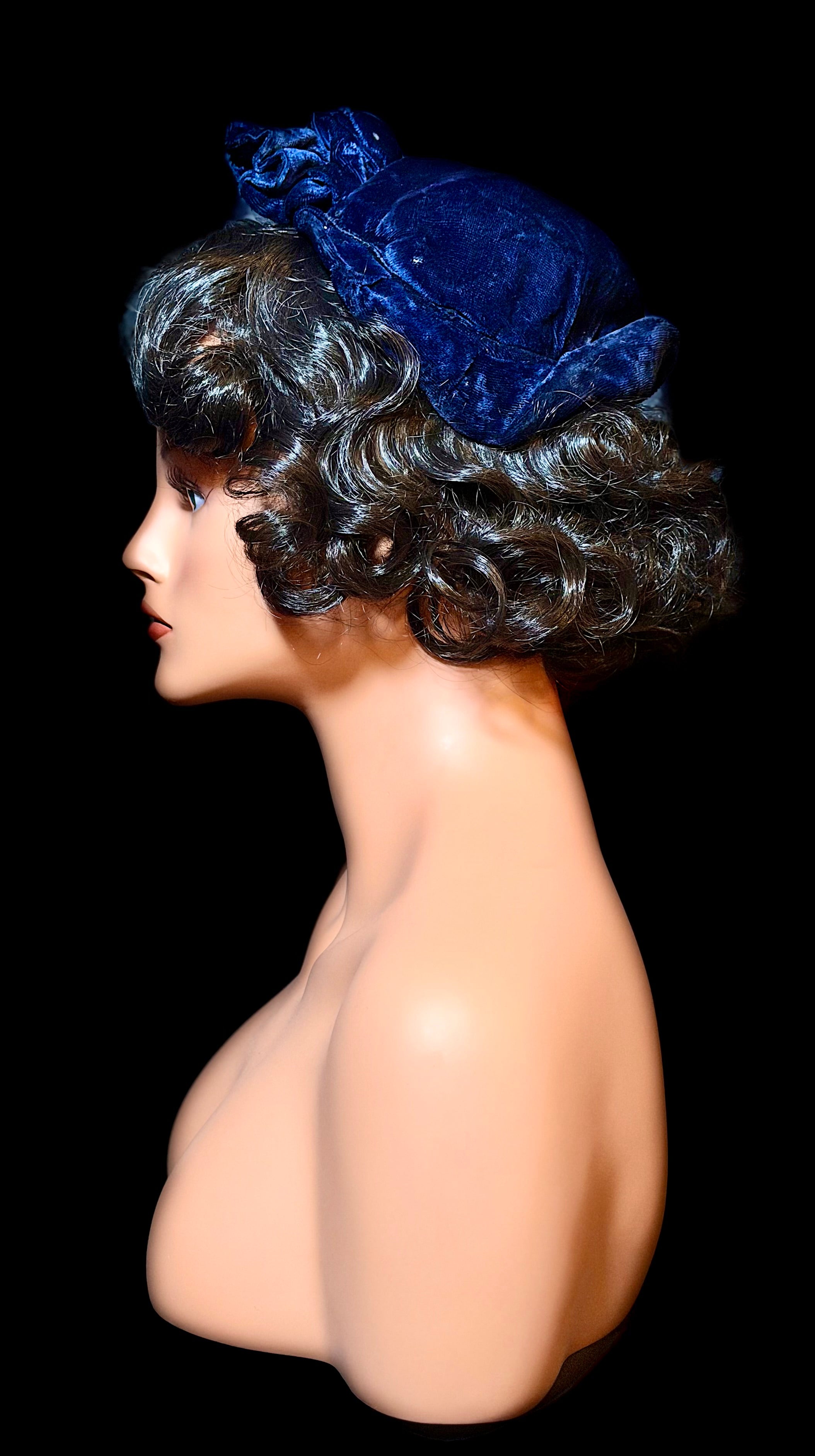 1940s / Early 1950s Midnight-Blue Crushed Velvet Hat