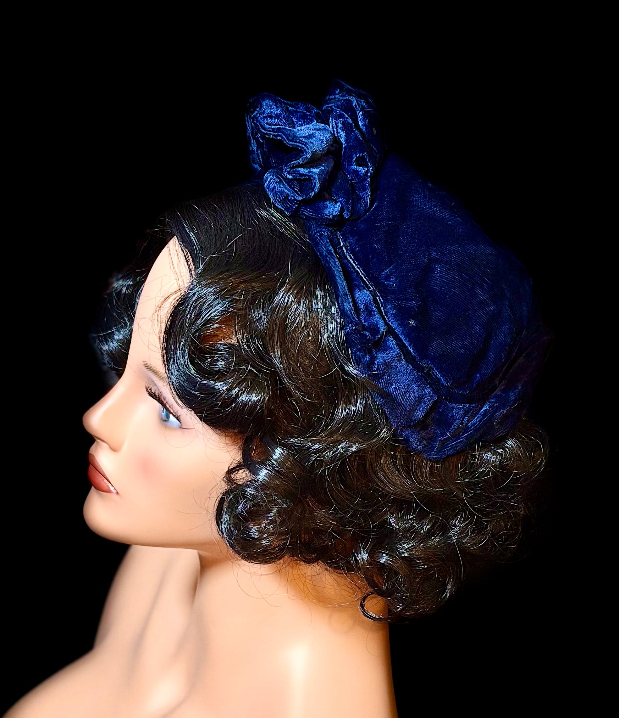 1940s / Early 1950s Midnight-Blue Crushed Velvet Hat