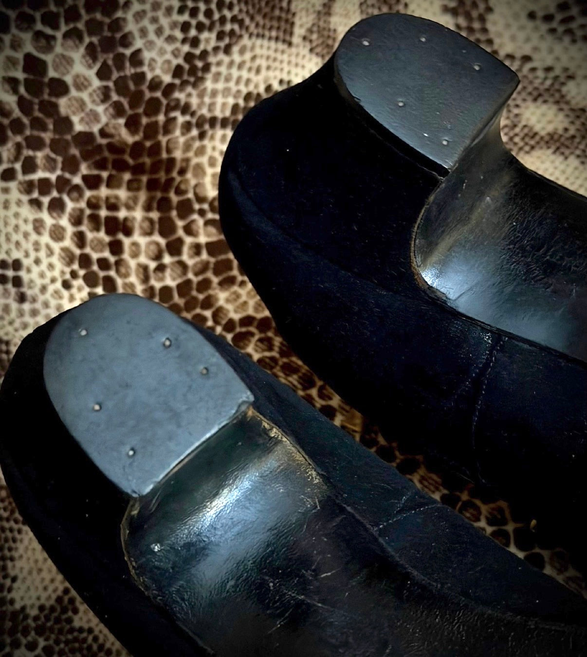Vintage 1950s Black Suede Heels / Bow Detail Court Shoes / Like New Condition