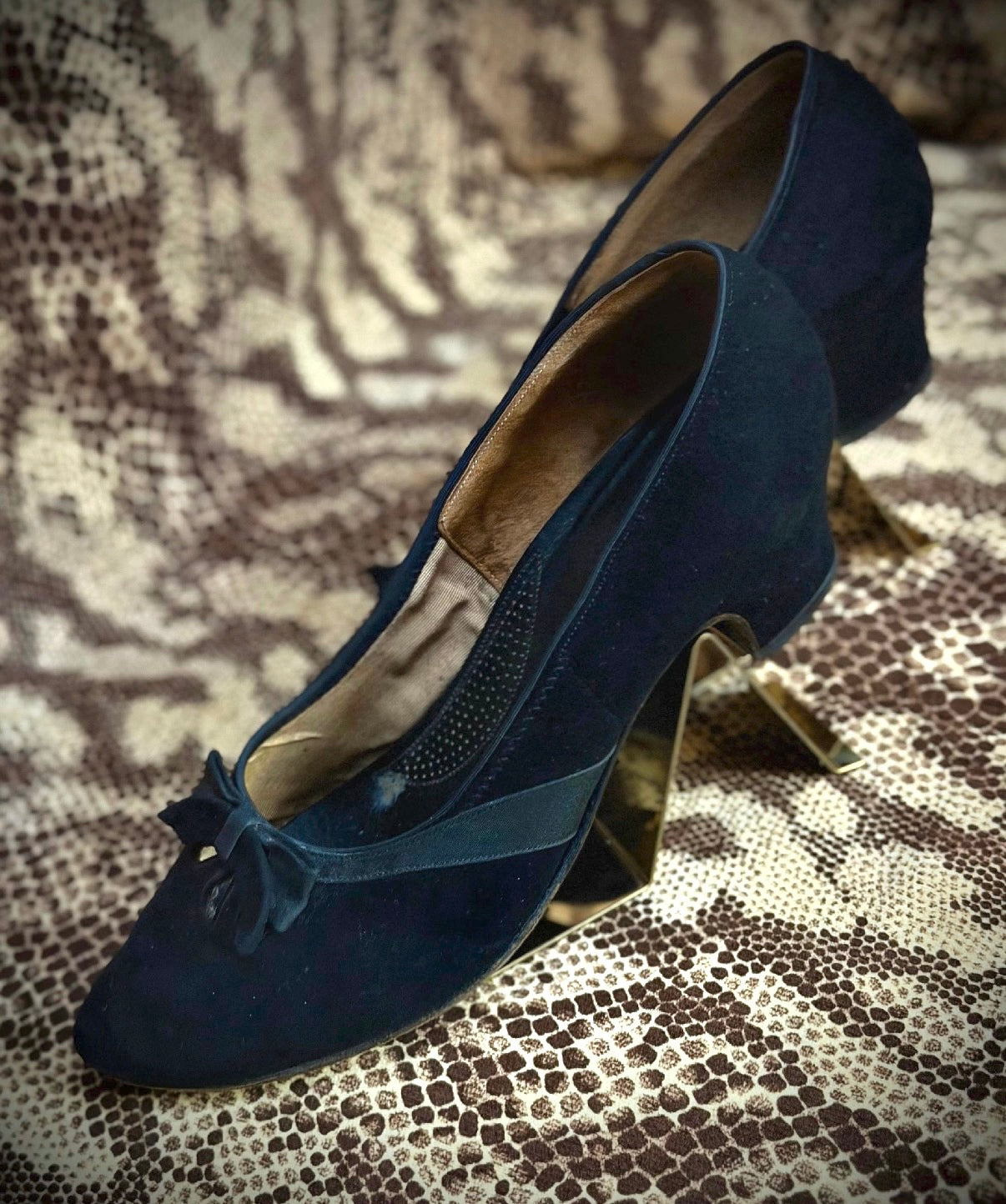 Vintage 1950s Black Suede Heels / Bow Detail Court Shoes / Like New Condition
