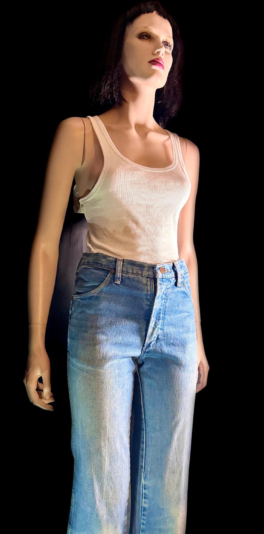 Vintage Wrangler High-Rise Straight Leg Jeans
Structured 70s- Early 80s Cut | Light Wash Denim
