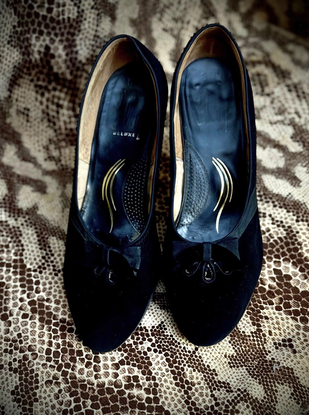 Vintage 1950s Black Suede Heels / Bow Detail Court Shoes / Like New Condition
