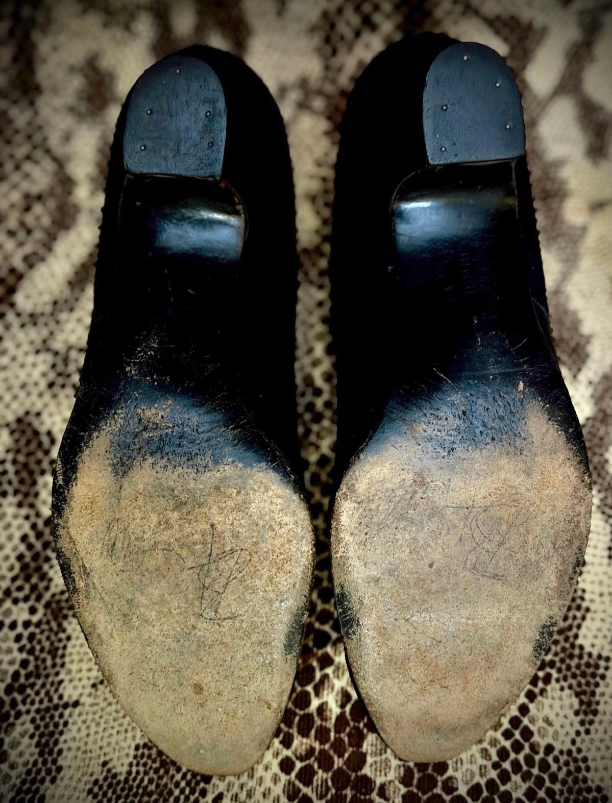 Vintage 1950s Black Suede Heels / Bow Detail Court Shoes / Like New Condition