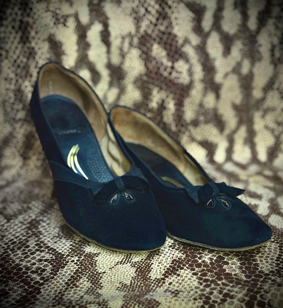 Vintage 1950s Black Suede Heels / Bow Detail Court Shoes / Like New Condition
