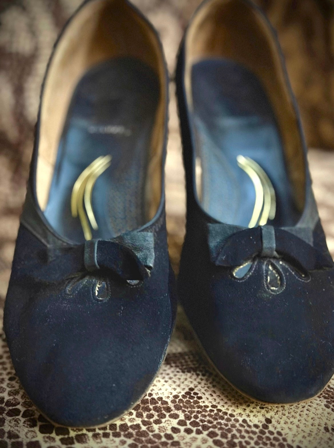 Vintage 1950s Black Suede Heels / Bow Detail Court Shoes / Like New Condition