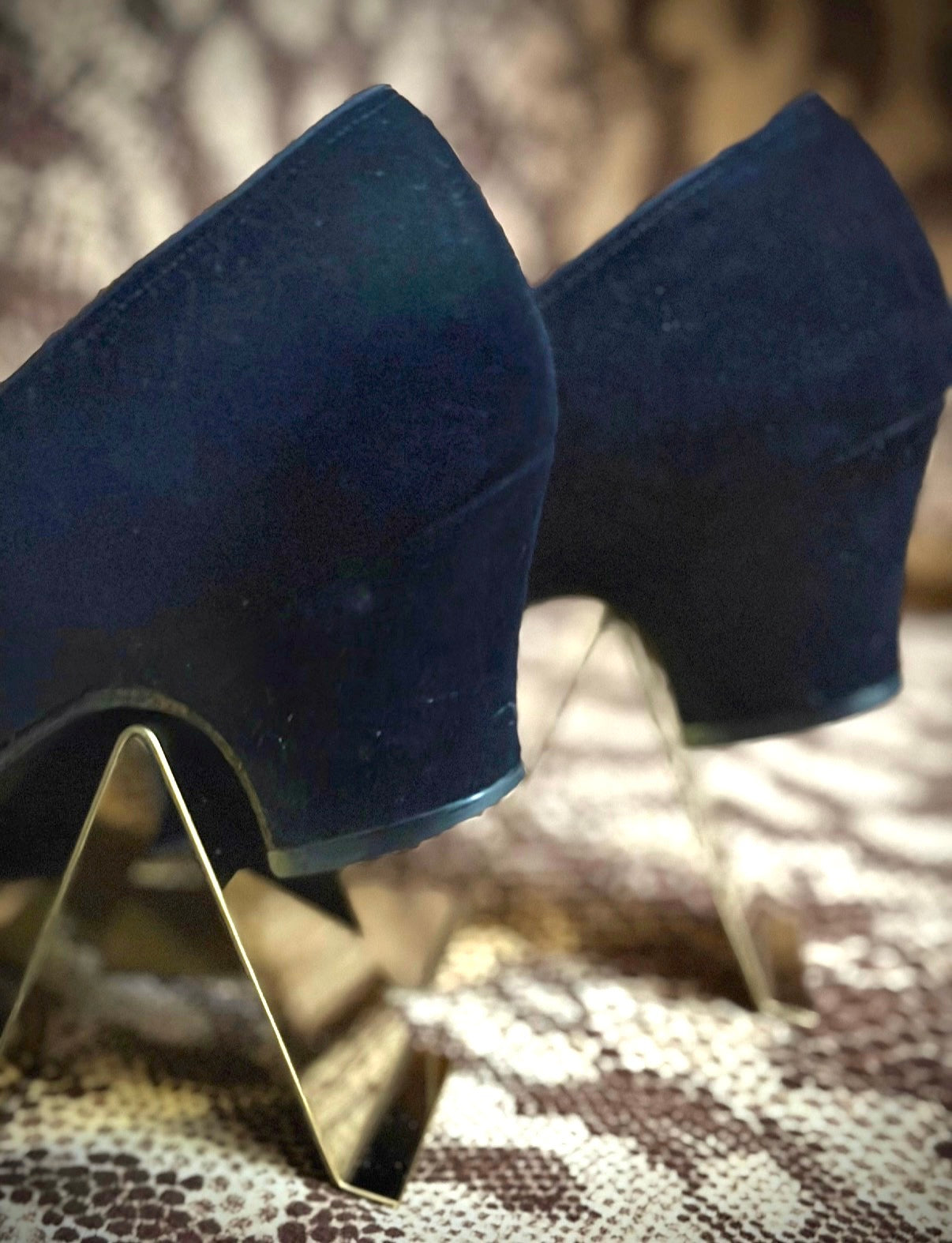 Vintage 1950s Black Suede Heels / Bow Detail Court Shoes / Like New Condition