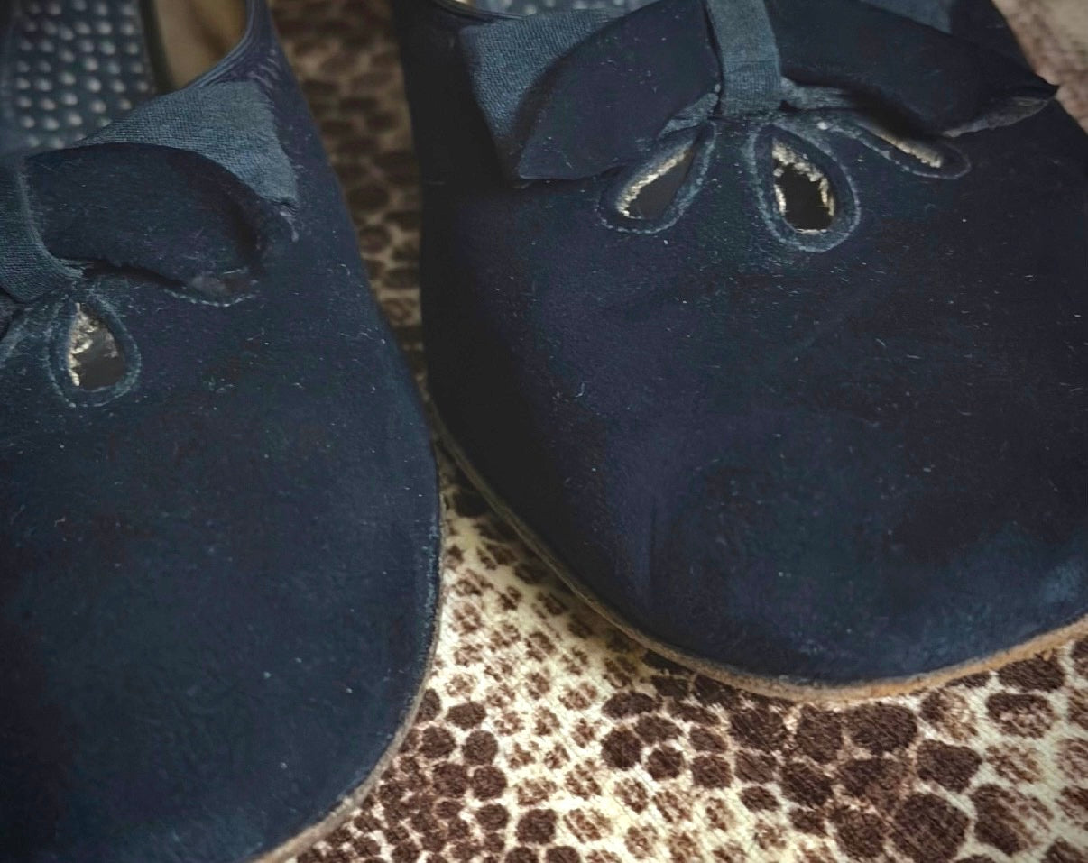 Vintage 1950s Black Suede Heels / Bow Detail Court Shoes / Like New Condition
