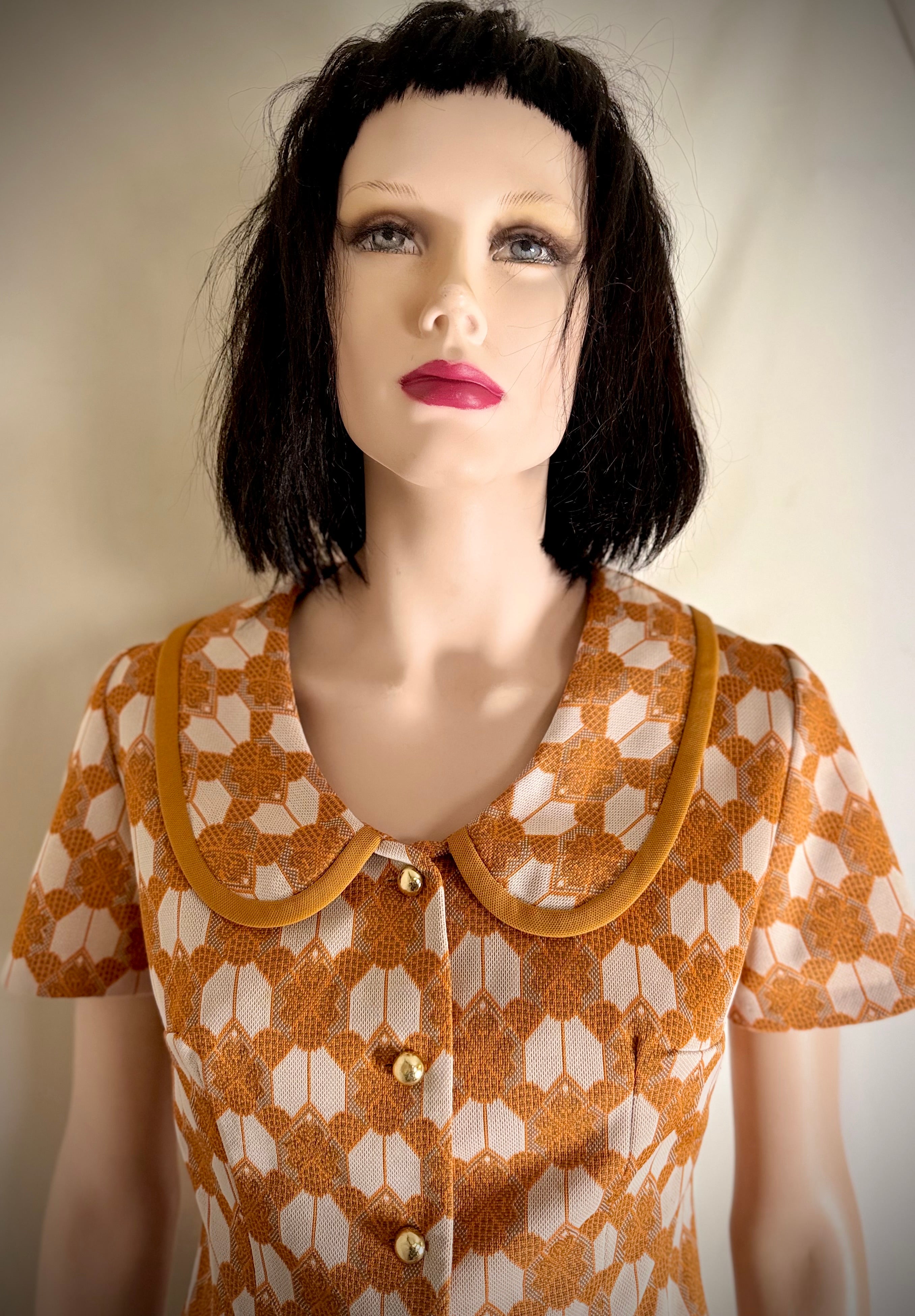 1960s Geometric Knit Top with Rounded Contrast Collar - Sculpted Fit