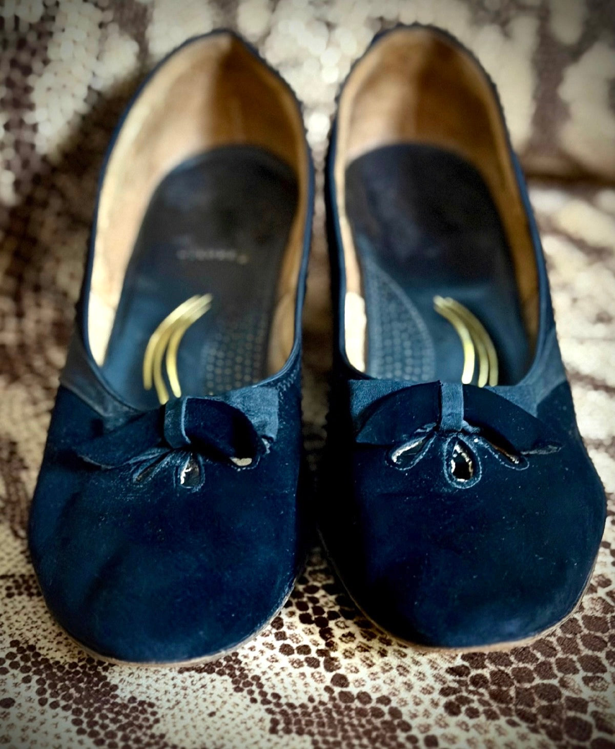 Vintage 1950s Black Suede Heels / Bow Detail Court Shoes / Like New Condition