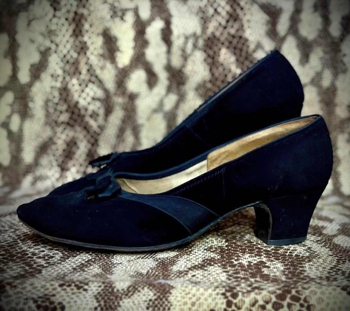 Vintage 1950s Black Suede Heels / Bow Detail Court Shoes / Like New Condition