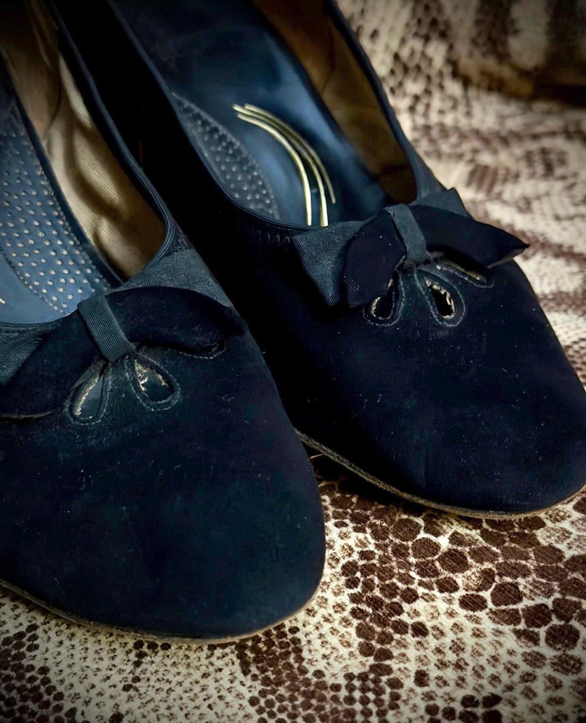 Vintage 1950s Black Suede Heels / Bow Detail Court Shoes / Like New Condition
