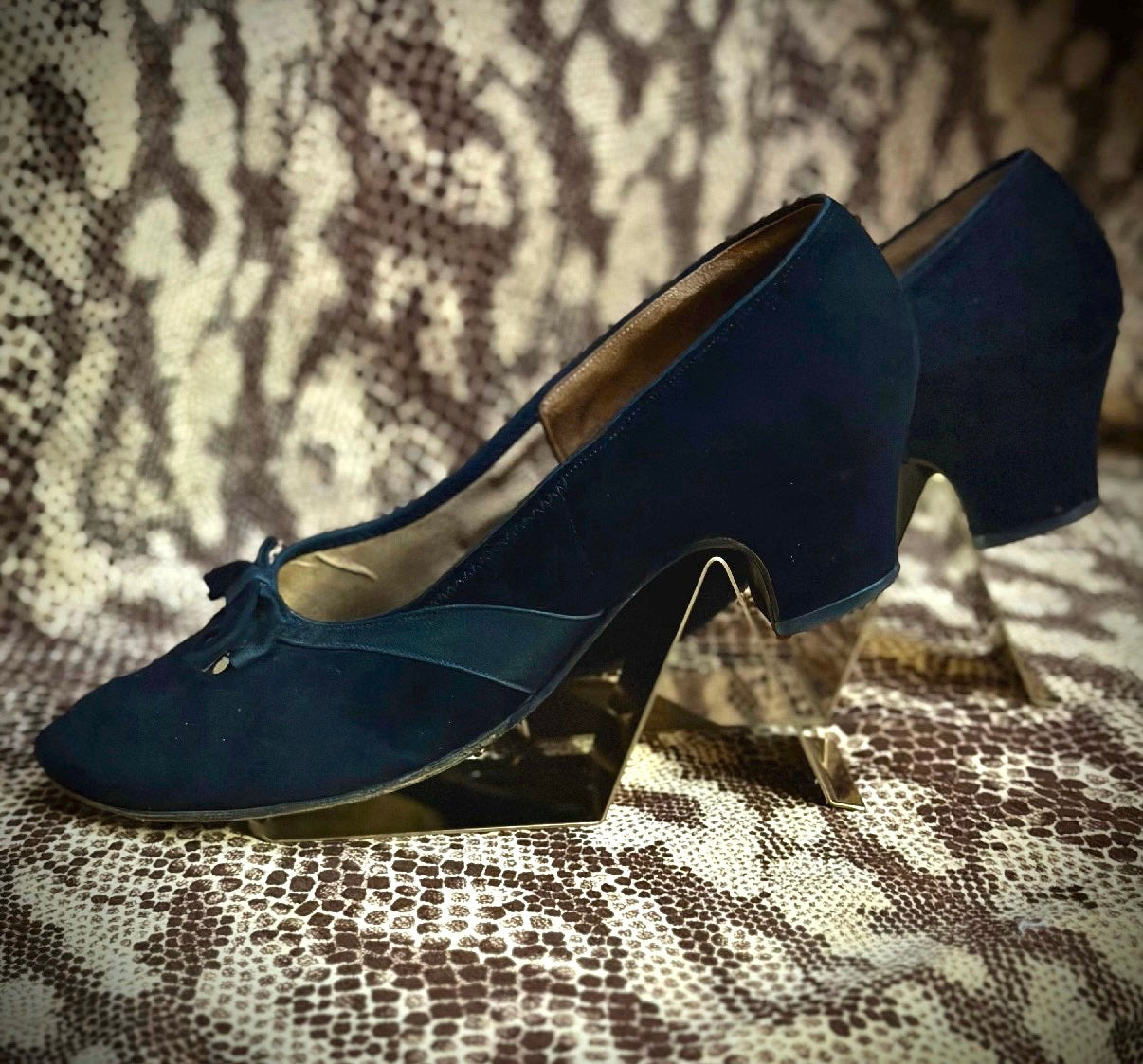 Vintage 1950s Black Suede Heels / Bow Detail Court Shoes / Like New Condition