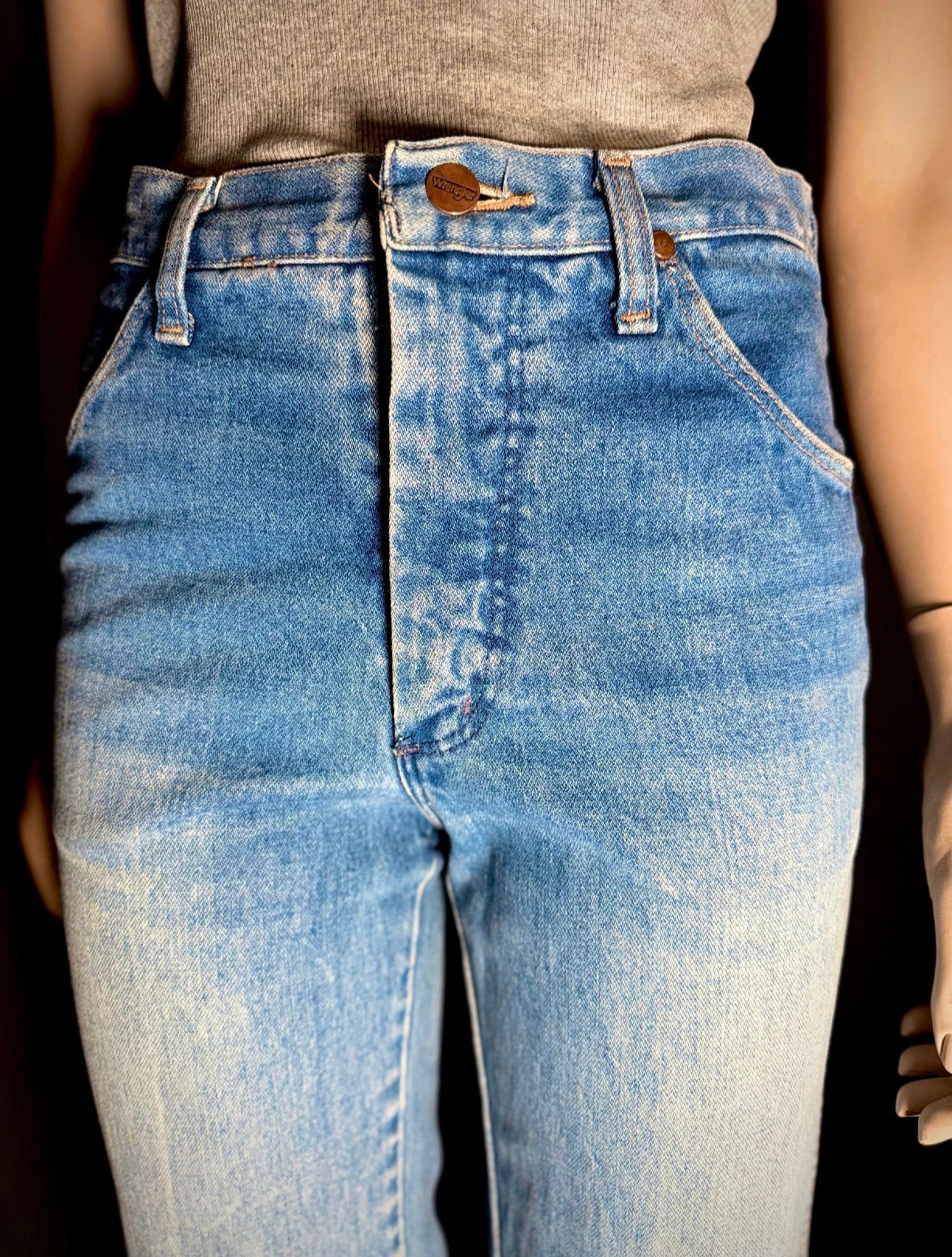 Vintage Wrangler High-Rise Straight Leg Jeans

Structured 70s- Early 80s Cut | Light Wash Denim