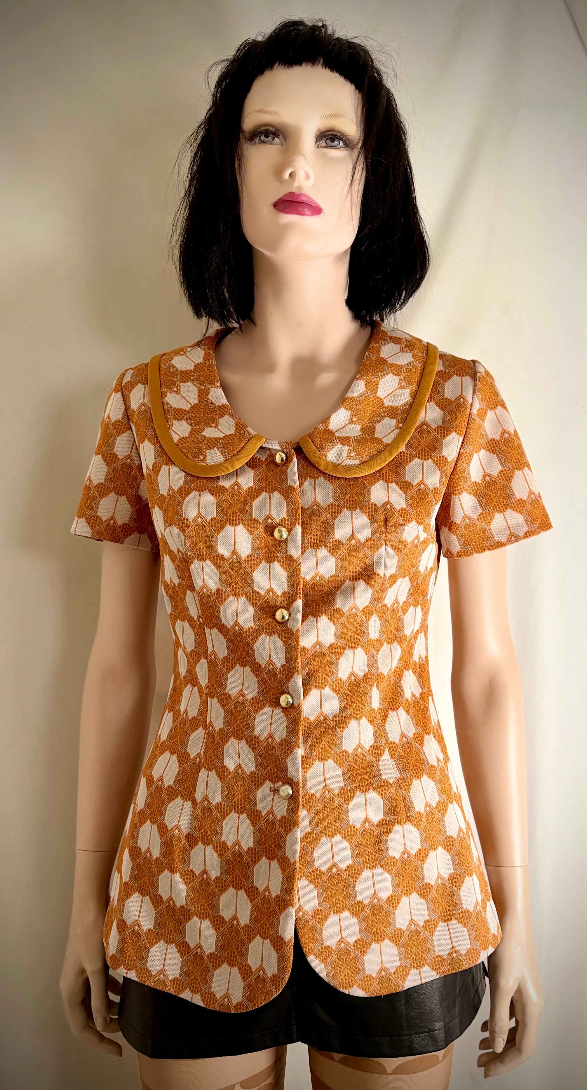 1960s Geometric Knit Top with Rounded Contrast Collar - Sculpted Fit