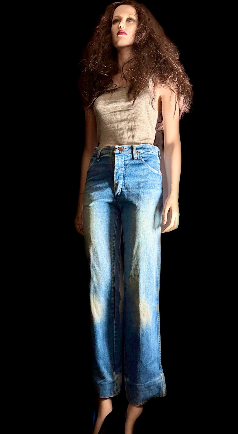Vintage Wrangler High-Rise Straight Leg Jeans

Structured 70s- Early 80s Cut | Light Wash Denim